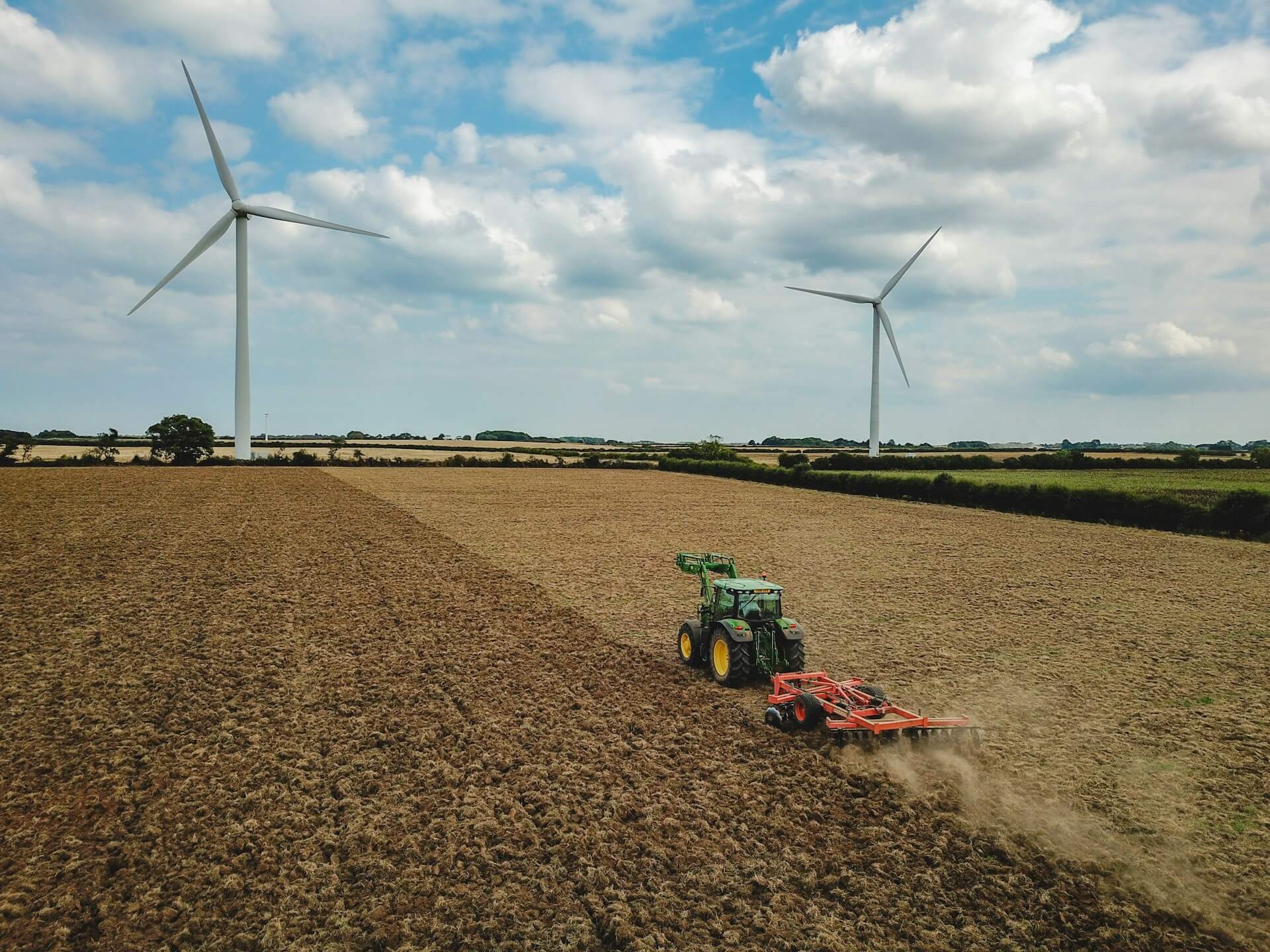 campo agrícola con un tractor