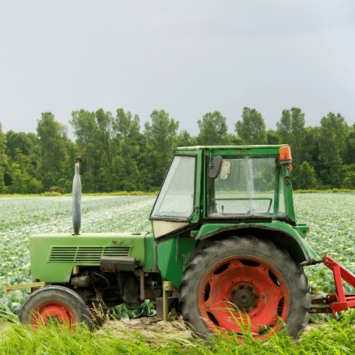 tractor de un agricultor en un campo de agricultura